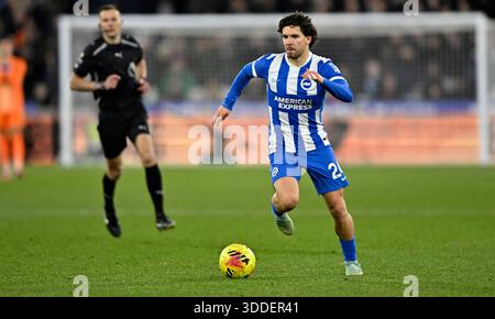 Londra, Regno Unito. 30 dicembre 2025. Ferdi Kadıoglu (Brighton) durante la partita West Ham vs Brighton Premier League al London Stadium Stratford. Questa immagine è SOLO per USO EDITORIALE. Licenza richiesta da Football DataCo per qualsiasi altro utilizzo. Crediti: MARTIN DALTON/Alamy Live News Foto Stock