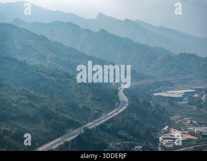 (251231) -- CHENGDU, 31 dicembre 2025 (Xinhua) -- una foto aerea di un drone scattata il 26 dicembre 2025 mostra una vista della superstrada Leshan-Xichang nella contea di Muchuan, nella provincia del Sichuan della Cina sud-occidentale. La sezione Mabian-Zhaojue dell'autostrada Leshan-Xichang nella provincia di Sichuan aprirà al traffico il 1 gennaio 2026. Una volta aperto, il tempo di viaggio tra la contea di Zhaojue e la contea di Mabian sarà ridotto da circa cinque ore a 1,5 ore. (Xinhua/Jiang Hongjing) Foto Stock