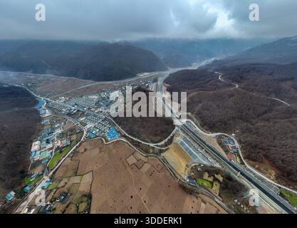 (251231) -- CHENGDU, 31 dicembre 2025 (Xinhua) -- una foto di un drone aereo scattata il 27 dicembre 2025 mostra una vista della superstrada Leshan-Xichang nella contea di Leibo, nella provincia del Sichuan della Cina sud-occidentale. La sezione Mabian-Zhaojue dell'autostrada Leshan-Xichang nella provincia di Sichuan aprirà al traffico il 1 gennaio 2026. Una volta aperto, il tempo di viaggio tra la contea di Zhaojue e la contea di Mabian sarà ridotto da circa cinque ore a 1,5 ore. (Xinhua/Jiang Hongjing) Foto Stock