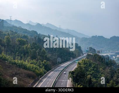 (251231) -- CHENGDU, 31 dicembre 2025 (Xinhua) -- una foto aerea di un drone scattata il 26 dicembre 2025 mostra una vista della superstrada Leshan-Xichang nella contea di Muchuan, nella provincia del Sichuan della Cina sud-occidentale. La sezione Mabian-Zhaojue dell'autostrada Leshan-Xichang nella provincia di Sichuan aprirà al traffico il 1 gennaio 2026. Una volta aperto, il tempo di viaggio tra la contea di Zhaojue e la contea di Mabian sarà ridotto da circa cinque ore a 1,5 ore. (Xinhua/Jiang Hongjing) Foto Stock