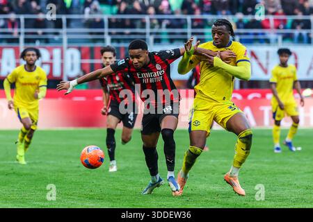 Christopher Alan Nkunku dell'AC Milan gareggia per il pallone con Armel bella-Kotchap dell'Hellas Verona FC durante la partita di serie A 2025/26 tra AC Milan e Hellas Verona FC allo Stadio San Siro di Milano Foto Stock