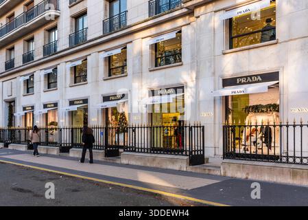 Parigi, Francia, 12.27.2025. Boutique Prada su Avenue Montaigne nell'8° arrondissement di Parigi Foto Stock