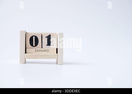 Calendario a blocchi di legno per il 1° gennaio isolato su sfondo bianco Foto Stock