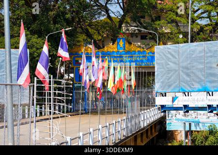 Il ponte dell'amicizia Thailandia-Myanmar che attraversa il fiume Nam Ruak a Mae Sai, nel nord della Thailandia Foto Stock