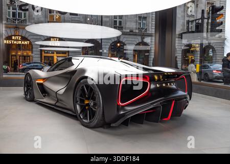 Display posteriore Lotus Evija Electric Hypercar. Londra, Regno Unito, 25 febbraio 2024 Foto Stock