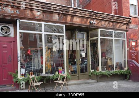 Negozio di abbigliamento e calzature vintage nel vecchio quartiere di New York City Foto Stock
