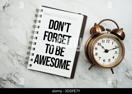 Non dimenticare di scrivere un testo fantastico sul blocco note con sveglia Foto Stock