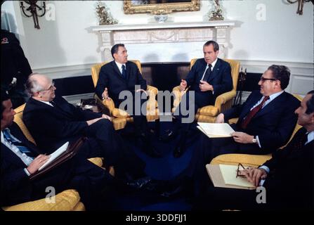 Il presidente degli Stati Uniti Richard M Nixon, al centro di destra, incontra il ministro degli Esteri sovietico Andrei Gromyko, al centro di sinistra, nell'Ufficio ovale della Casa Bianca a Washington, DC, USA, il 4 febbraio 1974. A guardare ci sono l'ambasciatore sovietico l'US Anatoly Dobrynin, seconda sinistra, e il Segretario di Stato americano Dr. Henry A Kissinger, seconda destra.foto di Benjamin E. 'Gene' forte / CNP/ABACAPRESS.COM Foto Stock