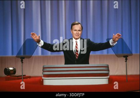 Il Vice Presidente degli Stati Uniti George H.W. Bush riconosce gli applausi della folla dal podio mentre tiene il suo discorso accettando la nomina del suo partito a Presidente degli Stati Uniti alla Convention Repubblicana del 1988 al Super Dome di New Orleans, Louisiana, il 18 agosto 1988.foto di Arnie Sachs / CNP/ABACAPRESS.COM Foto Stock