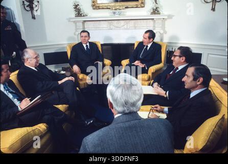 Il presidente degli Stati Uniti Richard M Nixon, al centro di destra, incontra il ministro degli Esteri sovietico Andrei Gromyko, al centro di sinistra, nell'Ufficio ovale della Casa Bianca a Washington, DC, USA, il 4 febbraio 1974. A guardare ci sono l'ambasciatore sovietico Anatoly Dobrynin, seconda sinistra, e il Segretario di Stato americano Dr. Henry A Kissinger, seconda destra.credito: Benjamin E. 'Gene' forte / CNP/Sipa USA Foto Stock