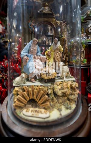 Napoli, Italia - 26 dicembre 2025: Presepi in miniatura in vendita sulle bancarelle di un Gregorio Armeno, la famosa strada dei regali di Natale. Foto Stock