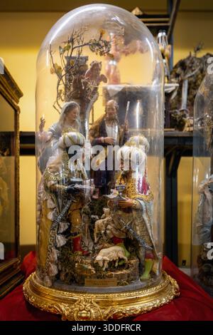 Napoli, Italia - 26 dicembre 2025: Presepi in miniatura in vendita sulle bancarelle di un Gregorio Armeno, la famosa strada dei regali di Natale. Foto Stock