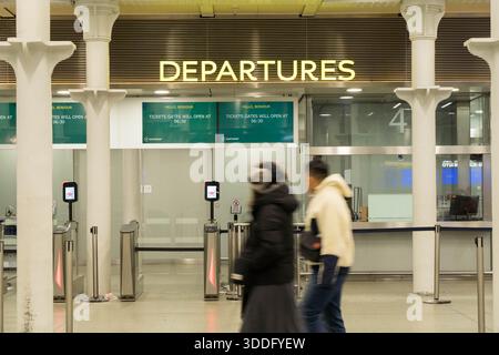 Londra St Pancras, Regno Unito – 31 dicembre 2025: I servizi Eurostar riprendono a St Pancras International a seguito di un'interruzione di corrente notturna che ha interrotto i servizi ferroviari cross-channel. L'interruzione dell'alimentazione elettrica ha interessato i treni tra Londra e Parigi, Bruxelles e Amsterdam, causando cancellazioni e ritardi per i viaggiatori di Capodanno. Le normali operazioni sono state gradualmente ripristinate nel corso della giornata. Crediti: Xiu Bao/Alamy Live News. Foto Stock
