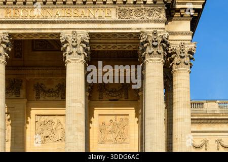 Primo piano di capitelli corinzi riccamente decorati e dettagli rilievi in pietra sul Pantheon di Parigi, immersi nella luce dorata del mattino con ombre nitide e linee architettoniche nitide. Foto Stock