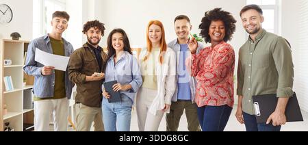 Gruppo multirazziale di giovani in piedi insieme di fila, sorridenti, che guardano la telecamera. Banner. Foto Stock
