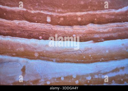Texture di roccia astratta con striature colorate e motivi minerali Foto Stock