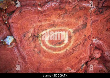 Motivo ad anello artistico in arenaria e texture Red Rock in primo piano naturale Foto Stock