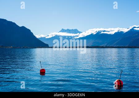 Paesaggio autunnale del Lago di Ginevra con le montagne Dents du Midi. Montreux, Cantone di Vaud, Svizzera. Foto Stock