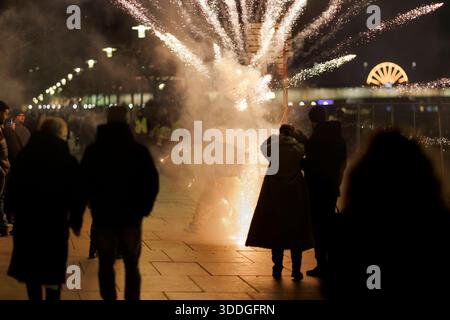 Ein passant feuert zum Jahreswechsel in Köln eine Rakete aus der Hand ab, aber lässt sie zu spät los. An Silvester besteht zwar rund um den Kölner dom in der Innenstadt eine böllerfreie zone, aber Raketen dürfen abgefeuert werden. Viele Schaulustige haben sich auf dem Rheinboulevard eingefunden, um von Köln Deutz aus einen Blick auf den Kölner Dom und das Feuerwerk zu erhaschen. Kölner und Touristen fackeln Feuerwerk, Böller und Raketen ab und feiern den Ausklang des Jahres. Themenbild, Symbolbild Köln, 31.12.2025 NRW Deutschland *** Un passante spara un razzo dalla sua mano alla volta del Foto Stock