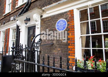 Sir John Gielgud, attore inglese, ex casa al 16 di Cowley Street a Westminster, Londra, con targa blu sulla proprietà della residenza cittadina, Inghilterra, Regno Unito Foto Stock