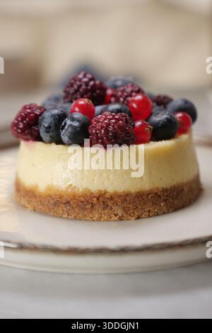 Cheesecake ricoperta di frutti di bosco su un piatto Foto Stock