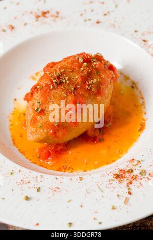 Polpette tradizionali turche ripiene servite con ricca salsa di pomodoro Foto Stock