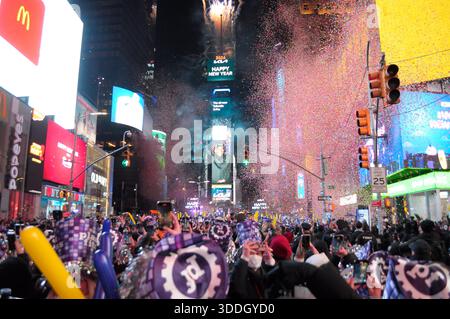 New York, Stati Uniti. 1 gennaio 2026. I fuochi d'artificio sono visibili in cima alla palla di Capodanno mentre i coriandoli cadono su una folla di festeggiatori che celebrano il nuovo anno. La folla si è riunita a Times Square, Manhattan, New York City per osservare la caduta della palla di Capodanno nel 2026. La tradizione annuale di Times Square attira visitatori da tutto il mondo. Credito: SOPA Images Limited/Alamy Live News Foto Stock