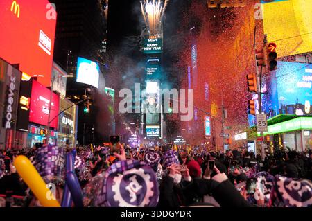 New York, Stati Uniti. 1 gennaio 2026. I fuochi d'artificio sono visibili in cima alla palla di Capodanno mentre i coriandoli cadono su una folla di festeggiatori che celebrano il nuovo anno. La folla si è riunita a Times Square, Manhattan, New York City per osservare la caduta della palla di Capodanno nel 2026. La tradizione annuale di Times Square attira visitatori da tutto il mondo. Credito: SOPA Images Limited/Alamy Live News Foto Stock