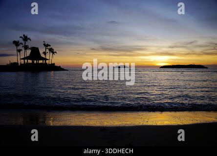 Paesaggio orizzonte dell'isola di Kota Kinabalu durante il tramonto Foto Stock