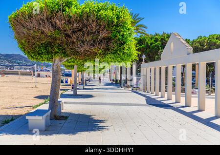 Altea, Spagna, 30 maggio 2025: Passeggiata argine della città di Altea con vicoli alberati sulla costa della Costa Blanca, costa baia di Altea Mar Mediterraneo, montagna ra Foto Stock