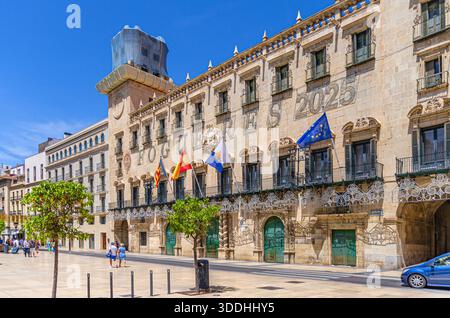 Alicante, Spagna, 1 giugno 2025: Palazzo del Municipio di Alicante Ayuntamiento sulla piazza del Municipio nel centro storico di casco Antiguo Alicante nel centro storico di Alicante Foto Stock