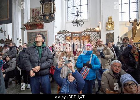 folla di turisti che guardano lo spettacolo dell'orologio astonomico di danzica all'interno della chiesa di san marys bazylika mariacka gotico di danzica, polonia Foto Stock