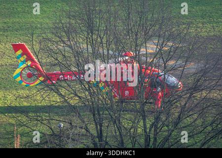 Londra, Regno Unito. 31 dicembre 2025. Nella foto: L'ambulanza aerea atterra a Lower Pepys Park dopo che un uomo di 23 anni è stato pugnalato a morte a Deptford, a sud-est di Londra la vigilia di Capodanno. La polizia metropolitana ha avviato un'indagine per omicidio dopo che gli agenti sono stati chiamati sulla scena di Grove Street, nel quartiere di Lewisham, circa alle 12.35, mercoledì, e hanno scoperto che l'uomo era stato pugnalato al petto. L'uomo è stato dichiarato morto sulla scena. Non sono stati fatti arresti, ma le indagini sono in corso. Crediti: Guy Corbishley/Alamy Live News Foto Stock
