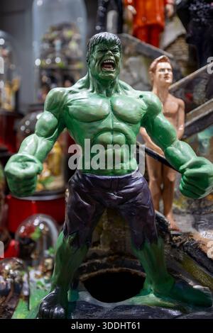 Oggetto in vendita a San Gregorio Armeno, Napoli - Italia Napoli, Italia - 26 dicembre 2025: Figurina dell'incredibile hulk in vendita sulle bancarelle di un Gregorio Armeno, la famosa strada dei regali di Natale. Napoli NA Italia Copyright: XGennaroxLeonardix Foto Stock