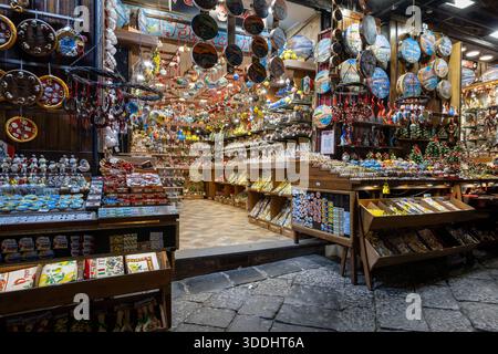 Oggetto in vendita a San Gregorio Armeno, Napoli - Italia Napoli, Italia - 26 dicembre 2025: Negozio di souvenir con artigianato locale tipico legato alla cultura napoletana a San Gregorio Armeno, Napoli. Napoli NA Italia Copyright: XGennaroxLeonardix Foto Stock