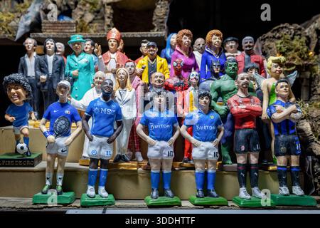 Oggetto in vendita a San Gregorio Armeno, Napoli - Italia Napoli, Italia - 24 dicembre 2021: Statuette in terracotta dipinte a mano, raffiguranti personaggi famosi della religione, della musica, dell'arte, dello sport e della politica, in vendita a San Gregorio Armeno a Napoli. Napoli NA Italia Copyright: XGennaroxLeonardix Foto Stock