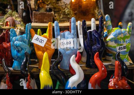 Oggetto in vendita a San Gregorio Armeno, Napoli - Italia Napoli, Italia - 26 dicembre 2025: Oggetti superstiziosi composti da corna per la produzione delle mani, in vendita nelle bancarelle di San Gregorio Armeno, la famosa strada dei presepi. Napoli NA Italia Copyright: XGennaroxLeonardix Foto Stock