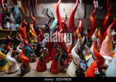 Oggetto in vendita a San Gregorio Armeno, Napoli - Italia Napoli, Italia - 26 dicembre 2025: Oggetti superstiziosi composti da corna per la produzione delle mani, in vendita nelle bancarelle di San Gregorio Armeno, la famosa strada dei presepi. Napoli NA Italia Copyright: XGennaroxLeonardix Foto Stock