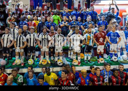 Oggetto in vendita a San Gregorio Armeno, Napoli - Italia Napoli, Italia - 24 dicembre 2021: Figurine in terracotta dipinte a mano raffiguranti famosi calciatori di varie squadre sono in vendita a San Gregorio Armeno, Napoli. Napoli NA Italia Copyright: XGennaroxLeonardix Foto Stock