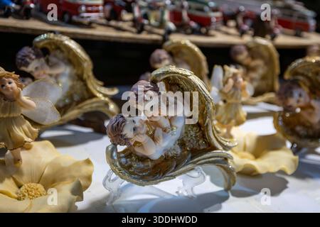 Oggetto in vendita a San Gregorio Armeno, Napoli - Italia Napoli, Italia - 26 dicembre 2025: Figurine in terracotta dipinte a mano raffiguranti due angeli con ali, in vendita a San Gregorio Armeno a Napoli. Napoli NA Italia Copyright: XGennaroxLeonardix Foto Stock