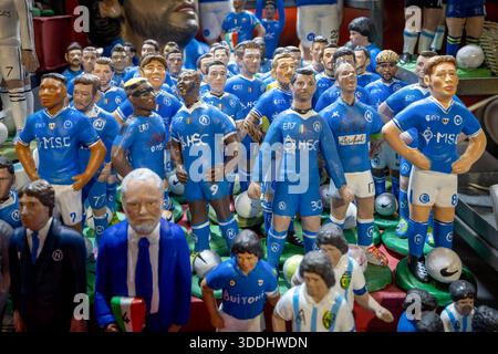 Oggetto in vendita a San Gregorio Armeno, Napoli - Italia Napoli, Italia - 26 dicembre 2025: Figurine in terracotta dipinte a mano, raffiguranti figure sportive, della squadra di calcio Napoli, in vendita a San Gregorio Armeno. Napoli NA Italia Copyright: XGennaroxLeonardix Foto Stock