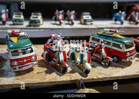 Oggetto in vendita a San Gregorio Armeno, Napoli - Italia Napoli, Italia - 26 dicembre 2025: Vespa in miniatura e furgoni dipinti a mano nei colori della bandiera italiana, in vendita a San Gregorio Armeno a Napoli. Napoli NA Italia Copyright: XGennaroxLeonardix Foto Stock