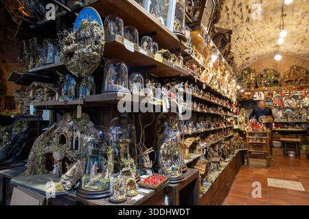 Presepi in vendita a San Gregorio Armeno, Napoli - Italia Napoli, Italia - 26 dicembre 2025: Presepi in vendita sulle bancarelle di San Gregorio Armeno, la famosa via dei regali di Natale nel centro storico della città. Napoli NA Italia Copyright: XGennaroxLeonardix Foto Stock