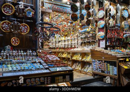 Oggetto in vendita a San Gregorio Armeno, Napoli - Italia Napoli, Italia - 26 dicembre 2025: Negozio di souvenir con artigianato locale tipico legato alla cultura napoletana a San Gregorio Armeno, Napoli. Napoli NA Italia Copyright: XGennaroxLeonardix Foto Stock
