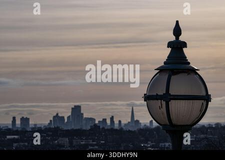 Alexandra Palace, Londra, Regno Unito. 1 gennaio 2026. 2025 PDC Paddy Power World Darts Championship Day 18; lo skyline di Londra visto dall'ingresso dell'Alexandra Palace credito: Action Plus Sports/Alamy Live News Foto Stock