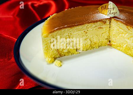 Cheesecake integrale classica a sezione sul piatto Foto Stock