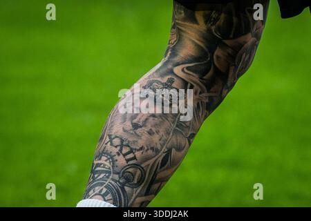 Derby, Regno Unito. 1 gennaio 2026. Il tatuaggio della gamba di Joe Ward della contea di Derby mentre si riscalda prima del calcio d'inizio durante la partita del campionato Sky Bet Derby County vs Middlesbrough al Pride Park Stadium, Derby, Regno Unito, 1 gennaio 2026 (foto di Maynard Manyowa/News Images) *** GER AUT sui OUT *** a Derby, Regno Unito il 1/1/2026. (Foto di Maynard Manyowa/News Images/Sipa USA) credito: SIPA USA/Alamy Live News Foto Stock