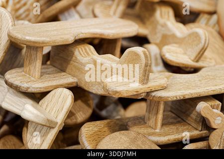 Molti piccoli aeroplani giocattolo in legno, biplani generici, primi piani, sfondo astratto Foto Stock