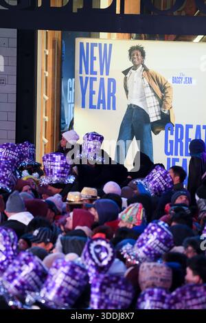 New York, Stati Uniti. 31 dicembre 2025. I festeggiamenti sono visti durante la celebrazione della vigilia di Capodanno 2026 di Times Square a New York, NY, il 31 dicembre 2025. (Foto di Efren Landaos/Sipa USA) credito: SIPA USA/Alamy Live News Foto Stock