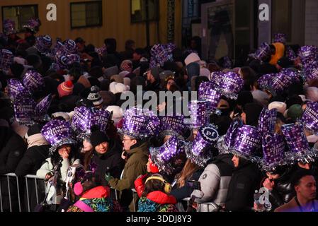New York, Stati Uniti. 31 dicembre 2025. I festeggiamenti sono visti durante la celebrazione della vigilia di Capodanno 2026 di Times Square a New York, NY, il 31 dicembre 2025. (Foto di Efren Landaos/Sipa USA) credito: SIPA USA/Alamy Live News Foto Stock